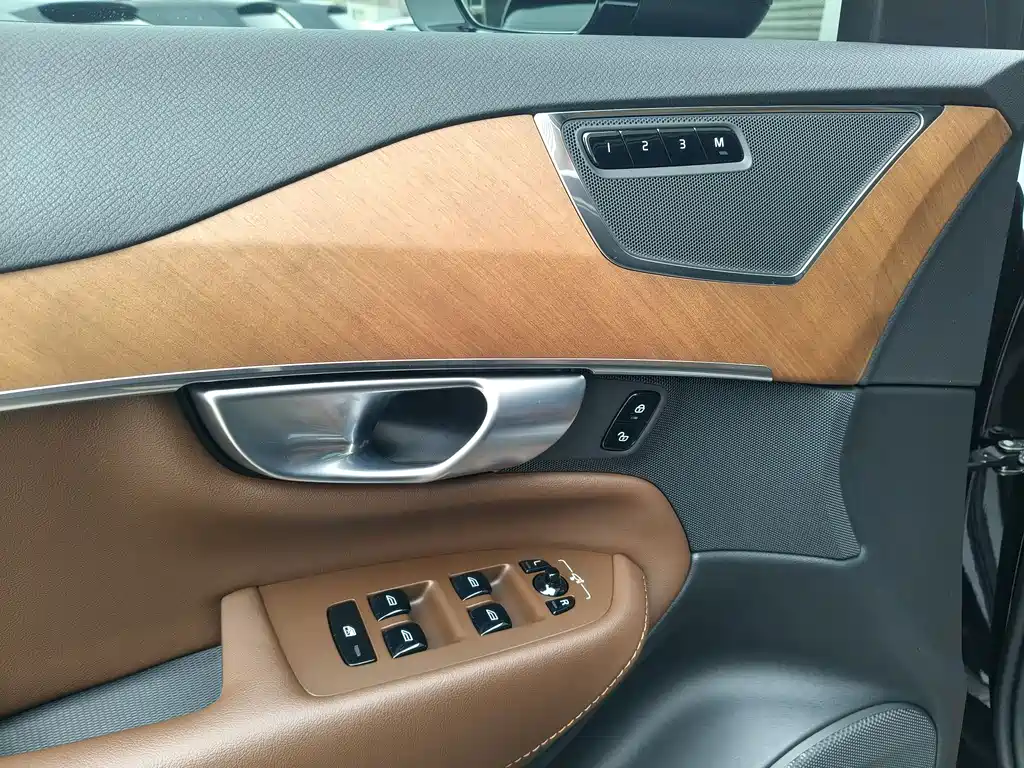 Volvo Volvo XC90 2024 B6 Momentum Luxury 7-seater 2024 - thumbnail 7