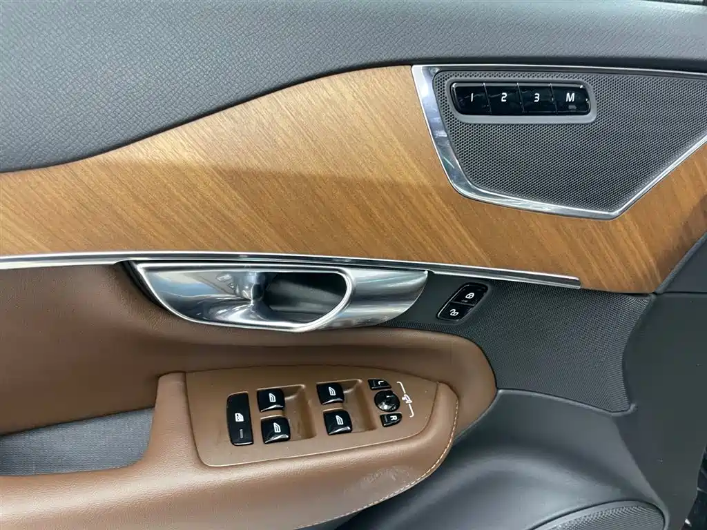 Volvo Volvo XC90 2023 B5 Momentum Luxury 5-seat 2023 - thumbnail 10