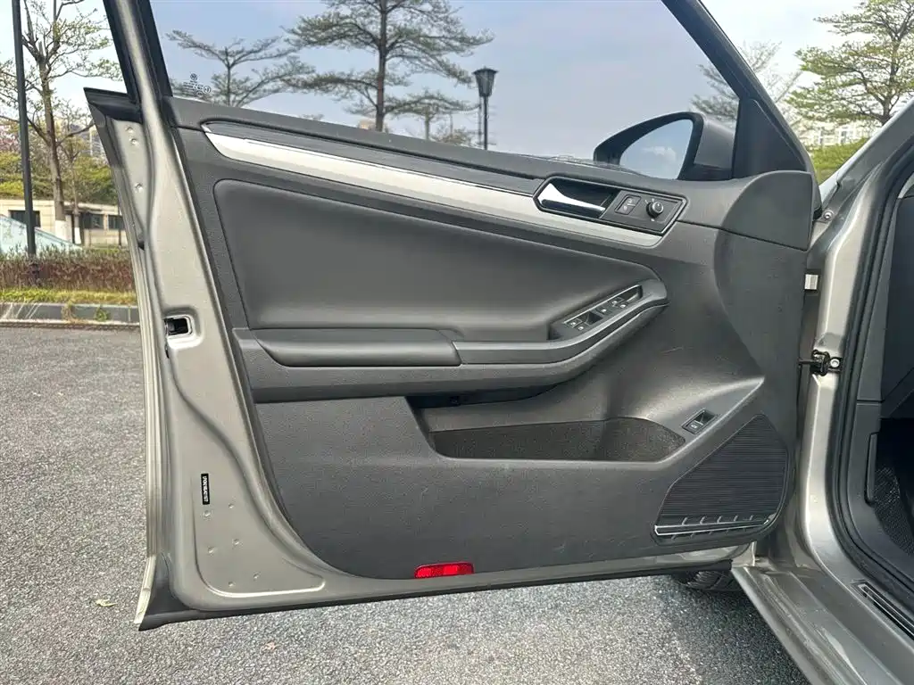 Volkswagen Volkswagen Sagitar 2018 1.6L Automatic Comfort Model 2018 - thumbnail 4