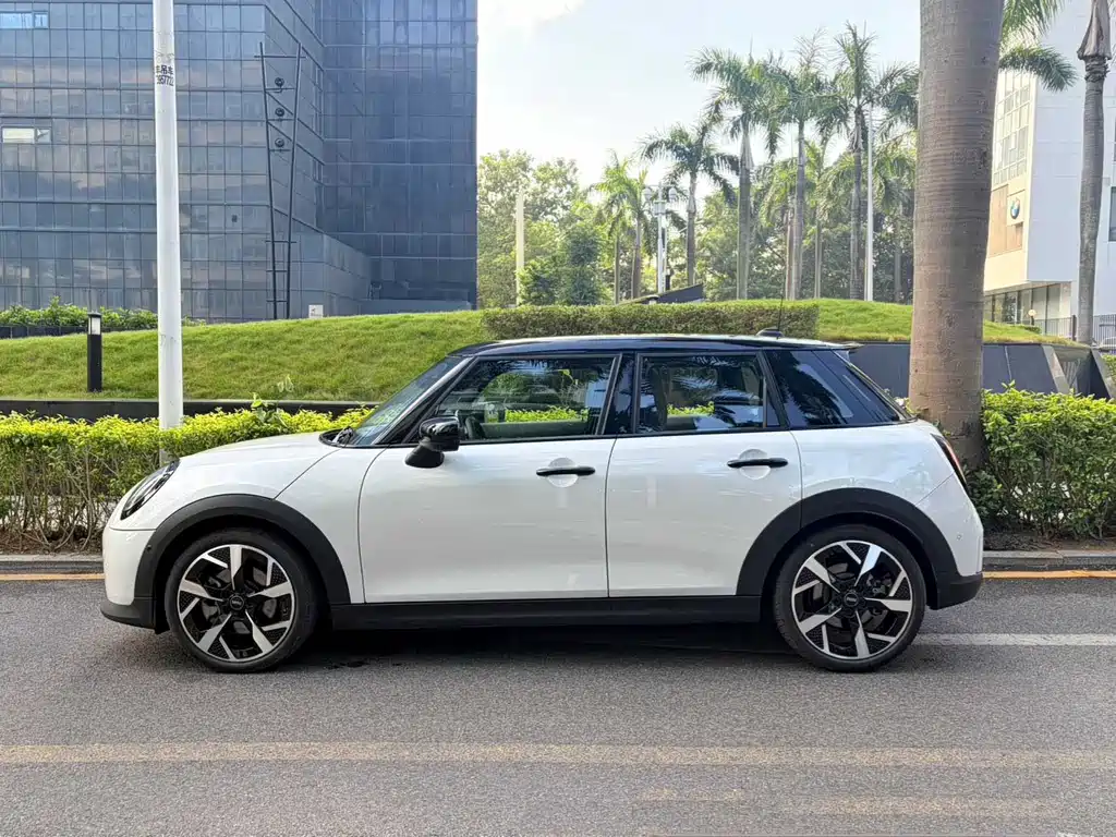 MINI MINI 2025 2.0T COOPER S Artist 2026 - thumbnail 3
