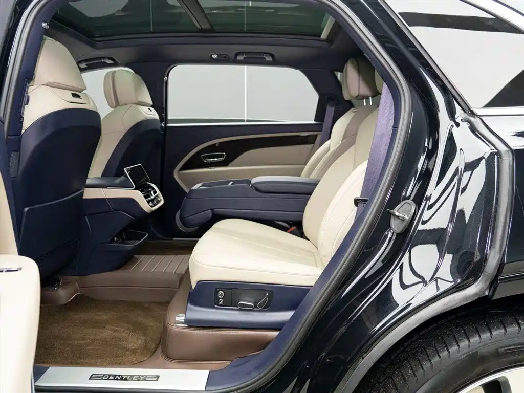 Bentley Bentayga 2023 4.0T V8 Extended Wheelbase 2024 - thumbnail 10