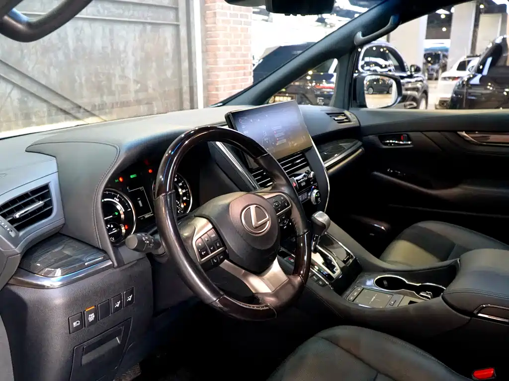 Lexus Lexus LM 300h 4-Seat Executive Version 2020 Model 2022 - thumbnail 3