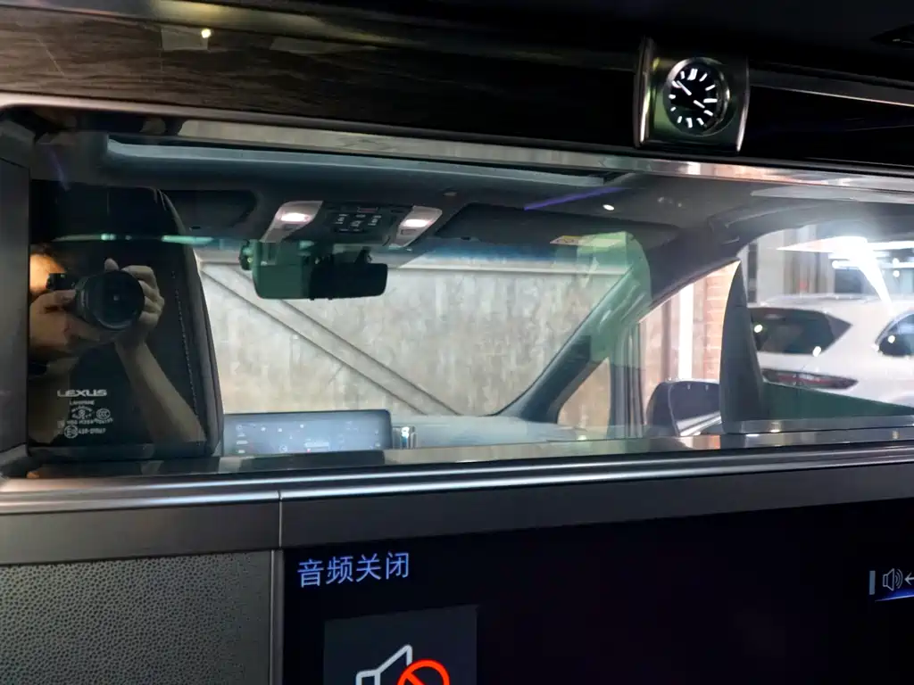 Lexus Lexus LM 300h 4-Seat Executive Version 2020 Model 2022 - thumbnail 9