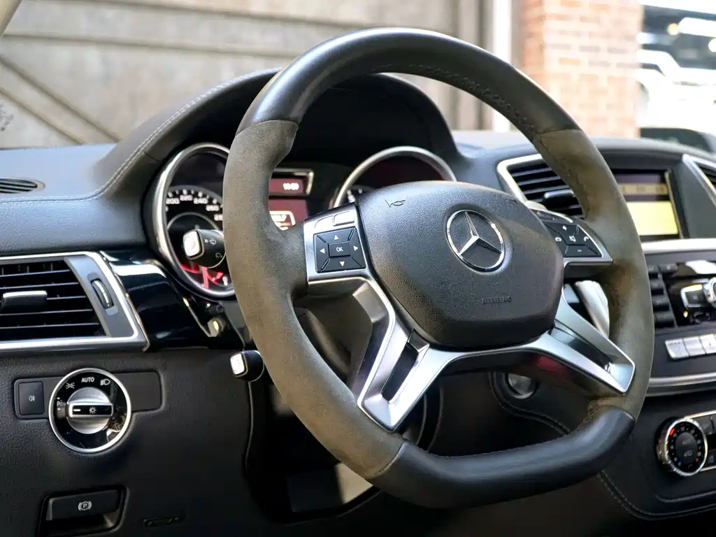 Mercedes-Benz Mercedes-Benz M-Class AMG 2012 ML 63 AMG 2014 - thumbnail 17