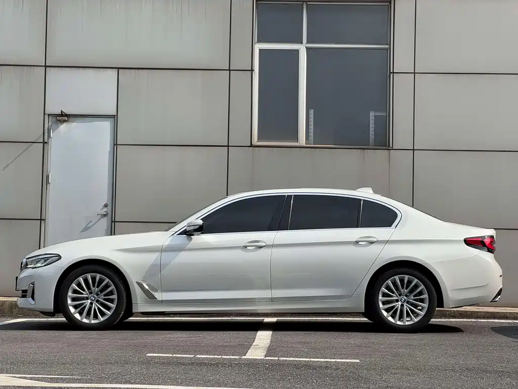 BMW BMW 5 Series 2022 525Li Luxury Package 2022 - thumbnail 2