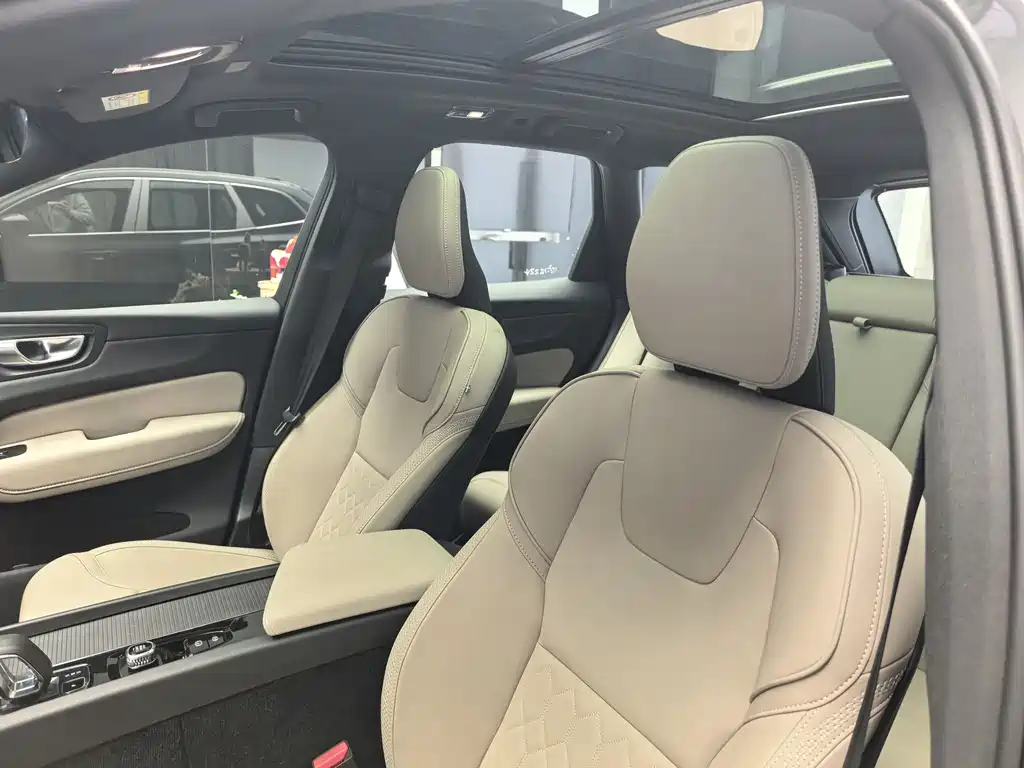 Volvo Volvo XC60 2026 B5 AWD Momentum Luxury Edition 2025 - thumbnail 4