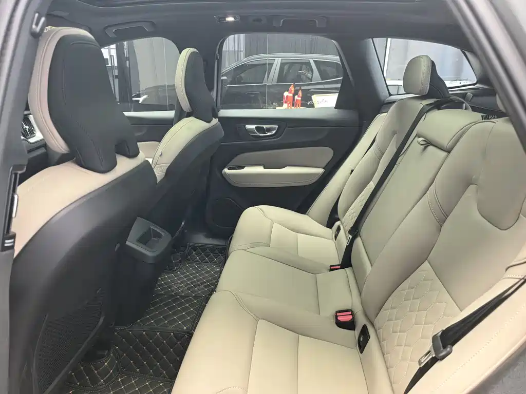 Volvo Volvo XC60 2026 B5 AWD Momentum Luxury Edition 2025 - thumbnail 6