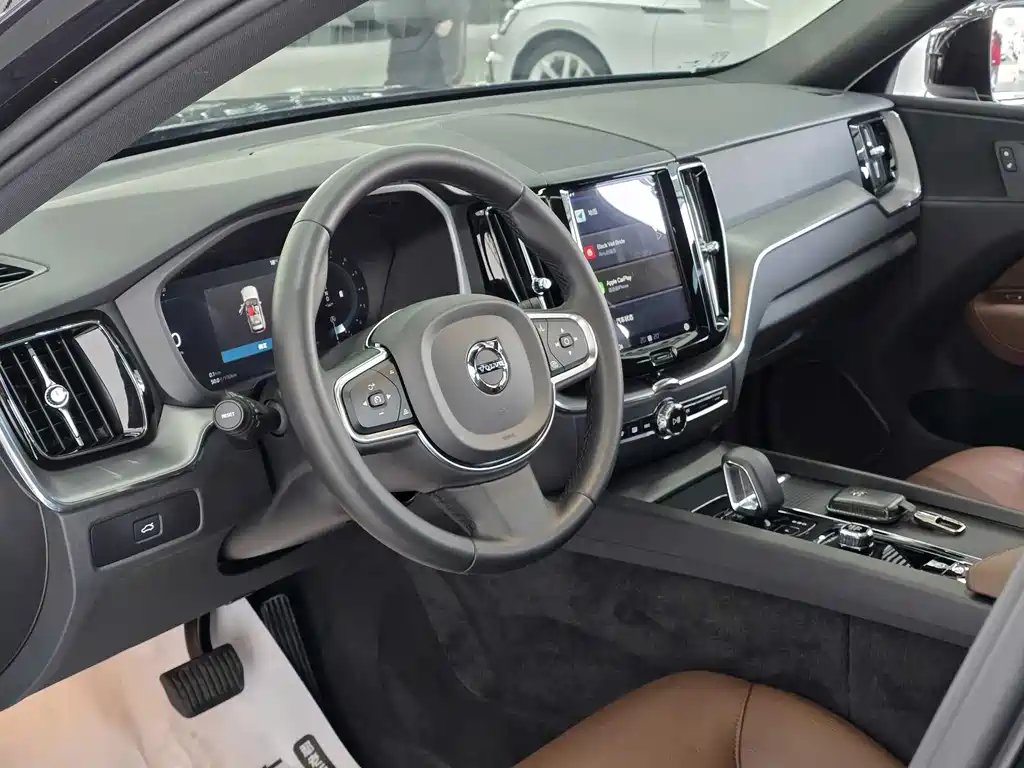 Volvo Volvo XC60 2024 B5 AWD Momentum Luxury Edition 2023 - thumbnail 4