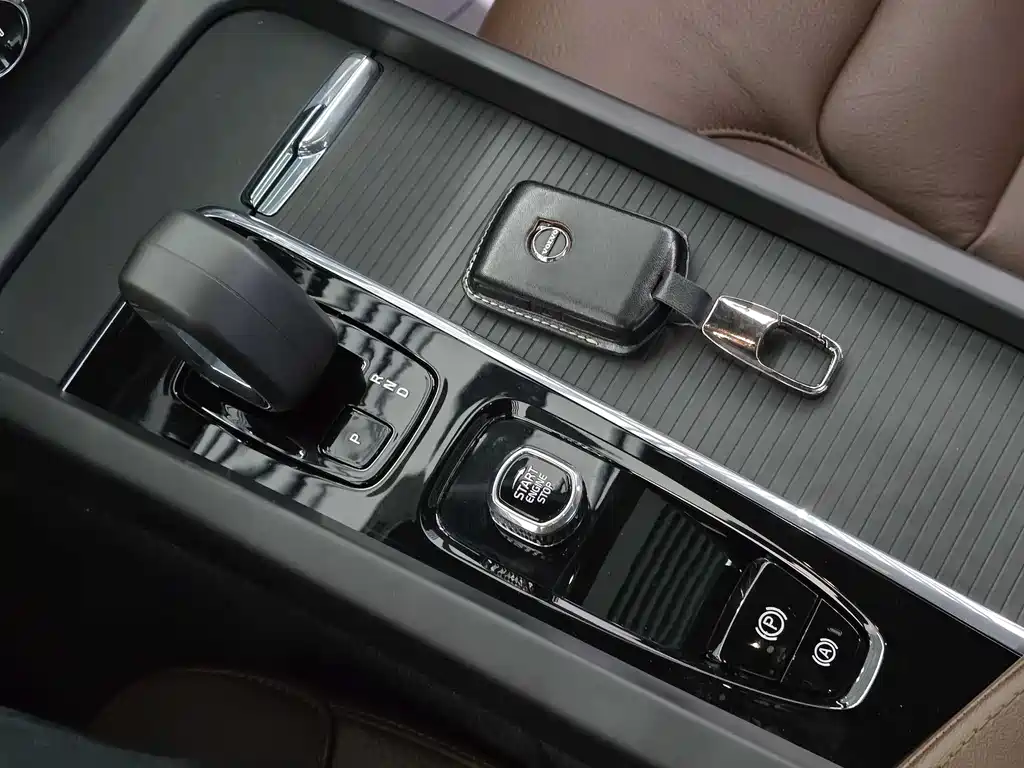 Volvo Volvo XC60 2024 B5 AWD Momentum Luxury Edition 2023 - thumbnail 5