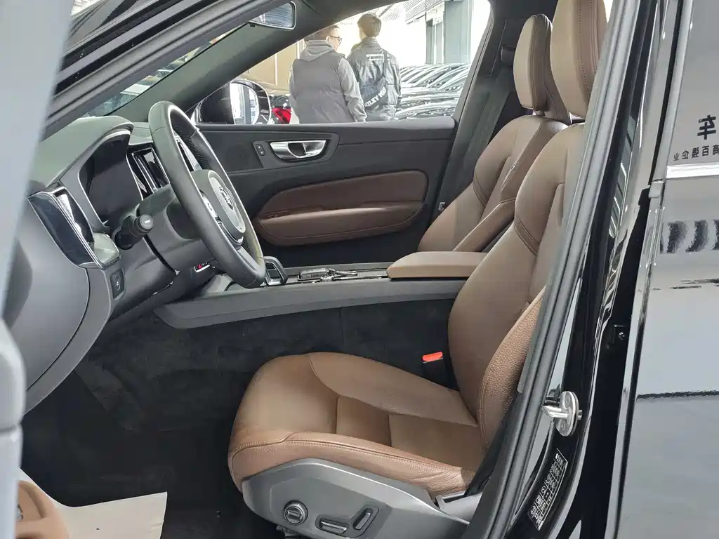 Volvo Volvo XC60 2024 B5 AWD Momentum Luxury Edition 2023 - thumbnail 6