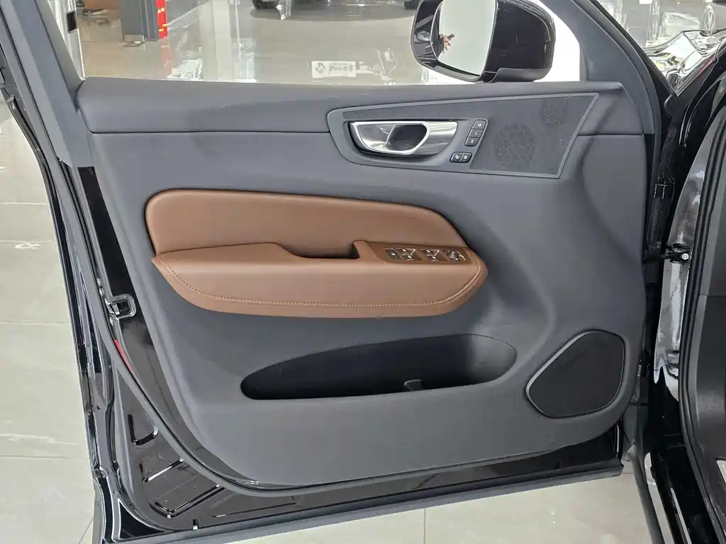 Volvo Volvo XC60 2024 B5 AWD Momentum Luxury Edition 2023 - thumbnail 7