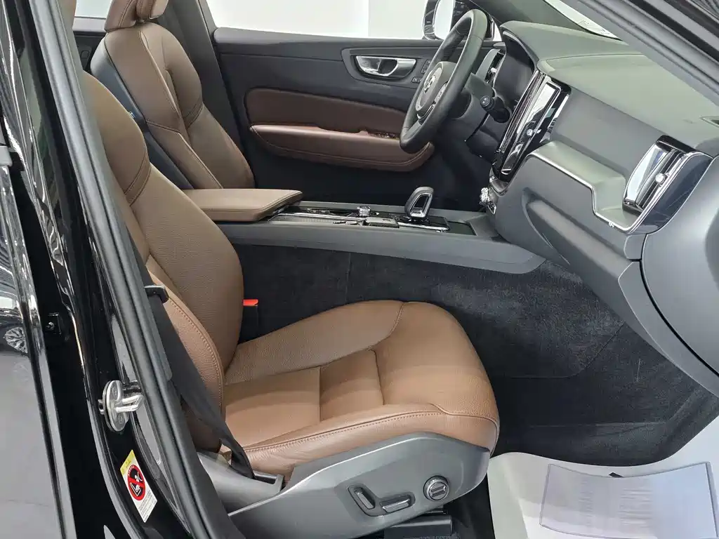 Volvo Volvo XC60 2024 B5 AWD Momentum Luxury Edition 2023 - thumbnail 10