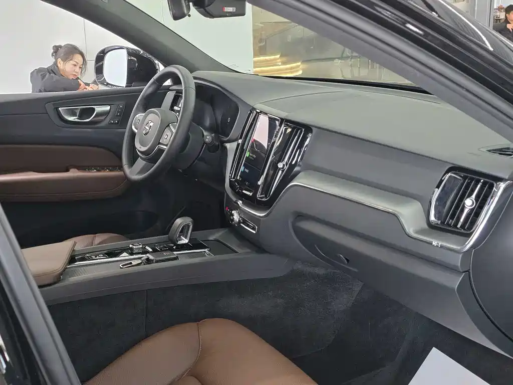 Volvo Volvo XC60 2024 B5 AWD Momentum Luxury Edition 2023 - thumbnail 11