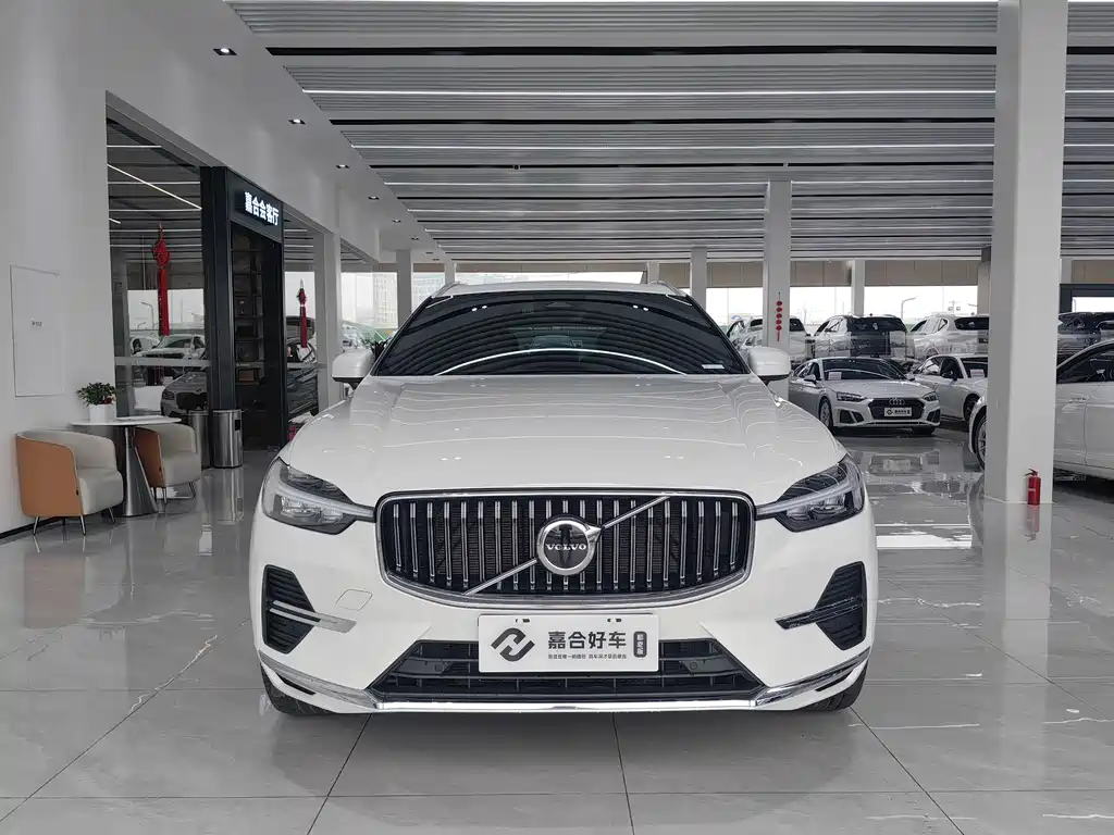 Volvo Volvo XC60 2022 B5 AWD Momentum Luxury Edition 2021 - thumbnail 2