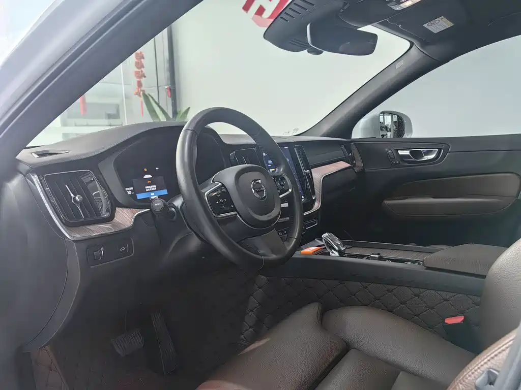 Volvo Volvo XC60 2022 B5 AWD Momentum Luxury Edition 2021 - thumbnail 5