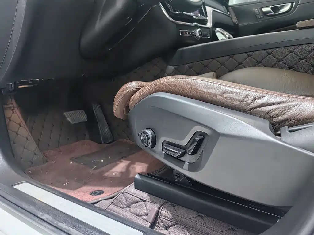 Volvo Volvo XC60 2022 B5 AWD Momentum Luxury Edition 2021 - thumbnail 6
