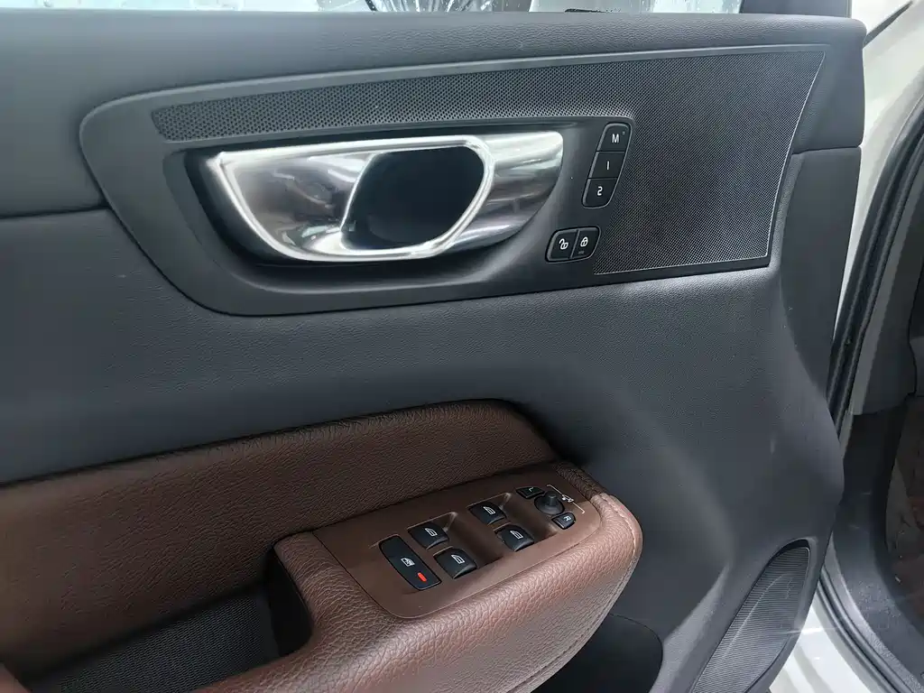 Volvo Volvo XC60 2022 B5 AWD Momentum Luxury Edition 2021 - thumbnail 7