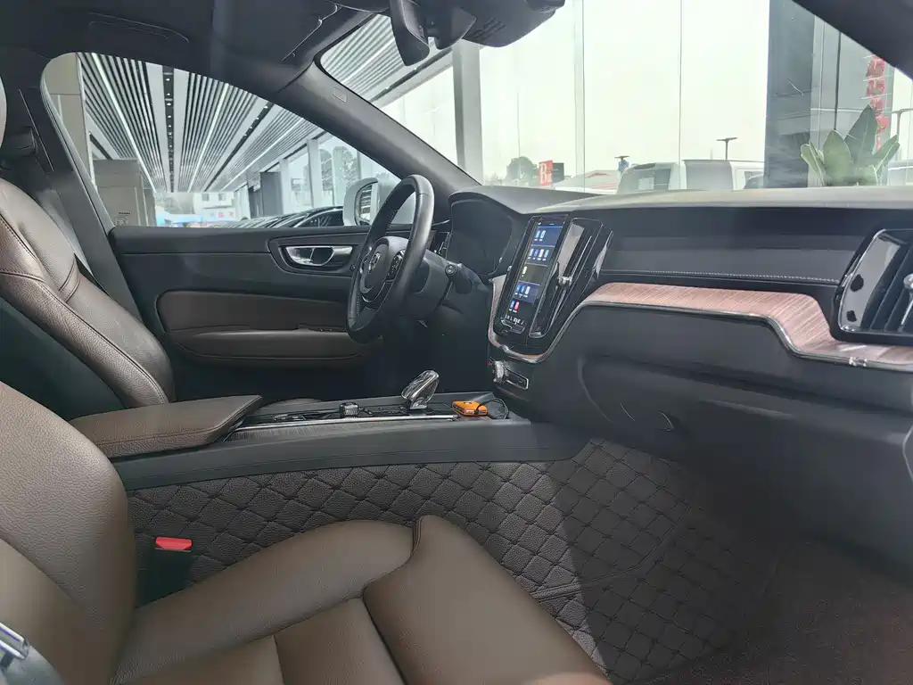 Volvo Volvo XC60 2022 B5 AWD Momentum Luxury Edition 2021 - thumbnail 18
