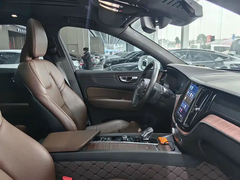 Volvo Volvo XC60 2022 B5 AWD Momentum Luxury Edition 2021 - thumbnail 20