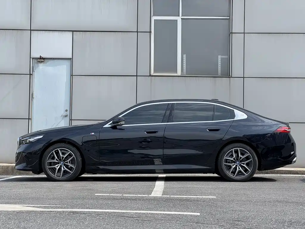 BMW BMW i5 2024 eDrive 35L Premium M Sport Package 2024 - thumbnail 2