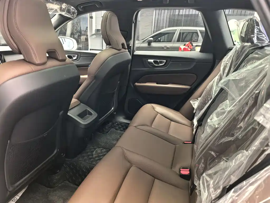 Volvo Volvo XC60 2025 B5 AWD Momentum Luxury Edition 2025 - thumbnail 5