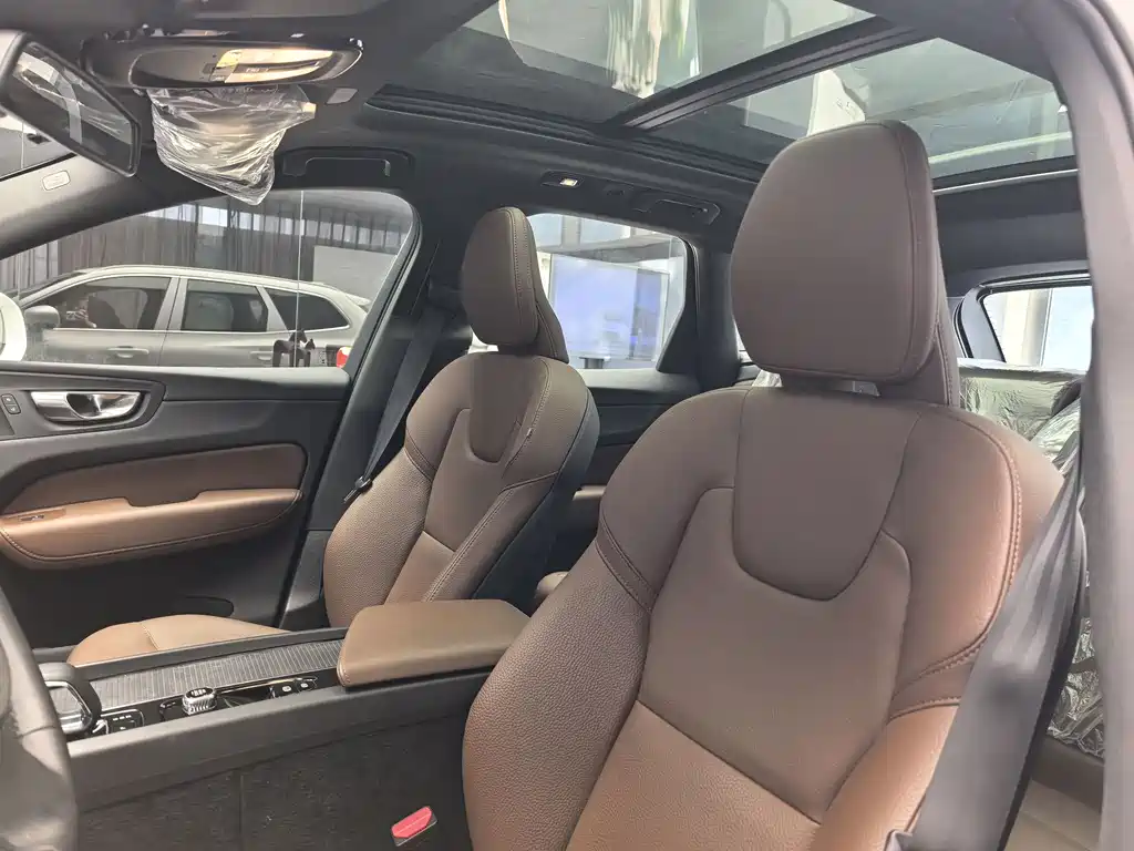 Volvo Volvo XC60 2025 B5 AWD Momentum Luxury Edition 2025 - thumbnail 6