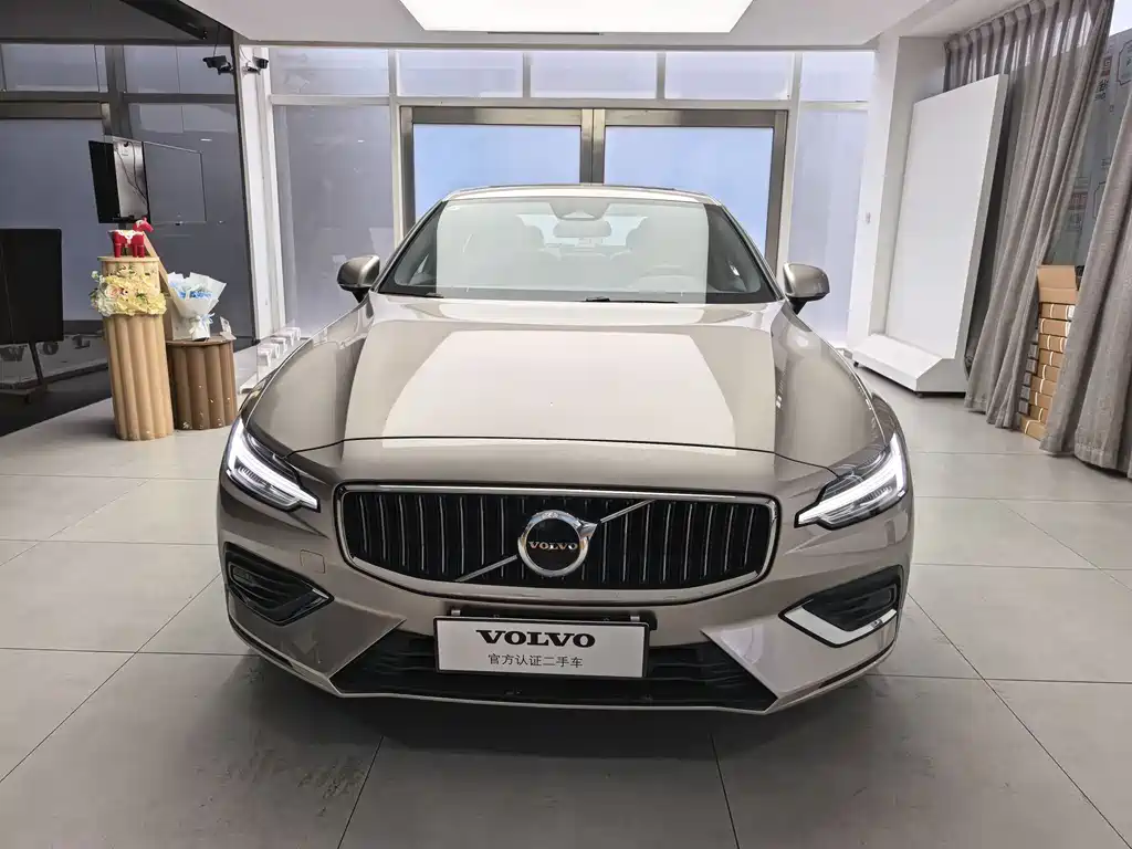 Volvo Volvo S60 2025 B4 Comfort Luxury Edition 2025 - thumbnail 2