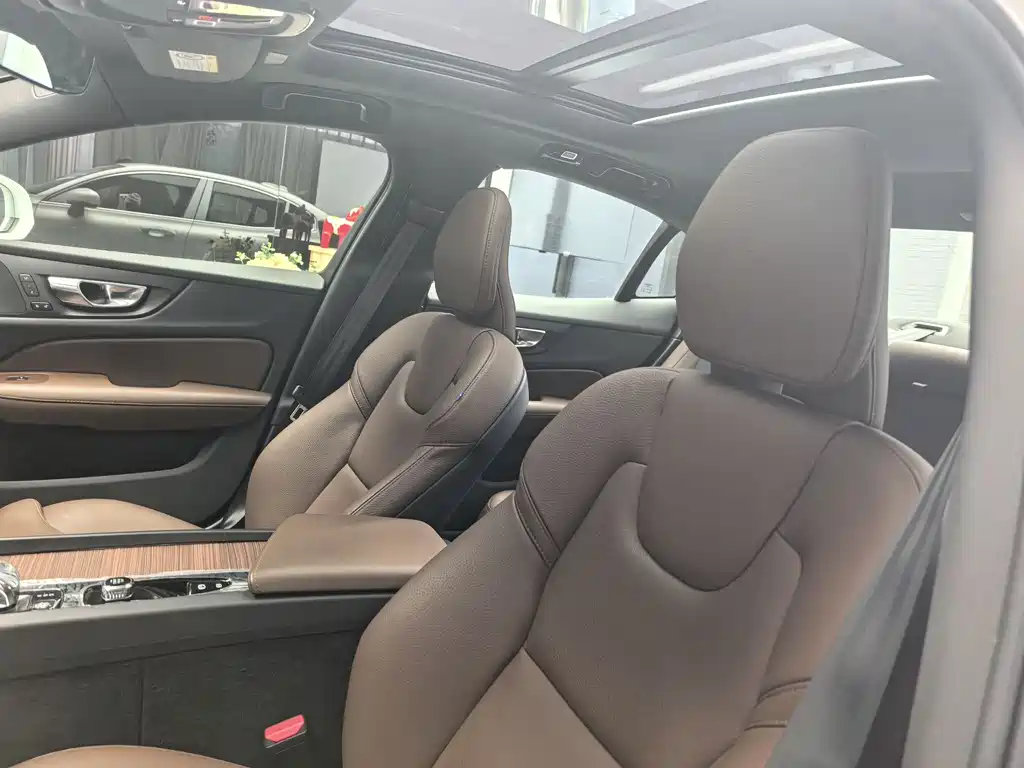 Volvo Volvo S60 2025 B4 Intelligent Luxury Edition 2025 - thumbnail 5