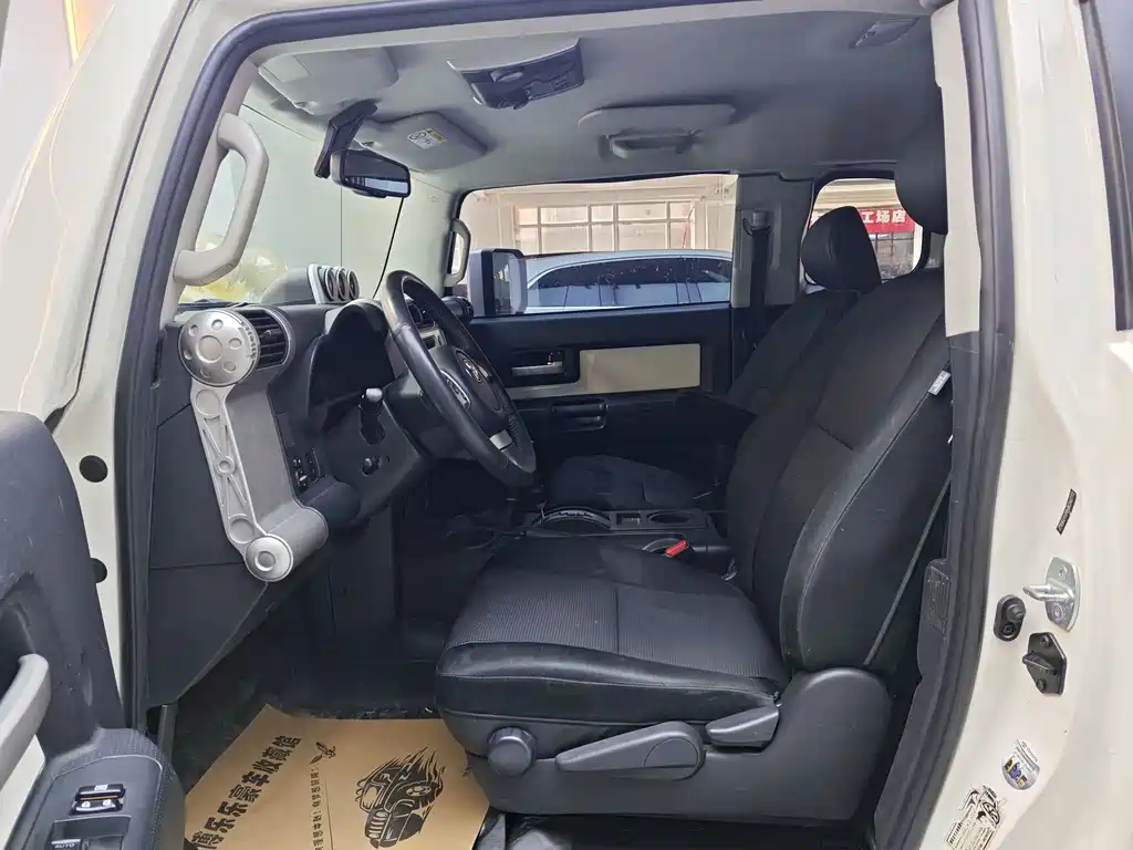 Toyota Toyota Land Cruiser FJ 2017 4.0L Middle East Edition 2019 - thumbnail 5