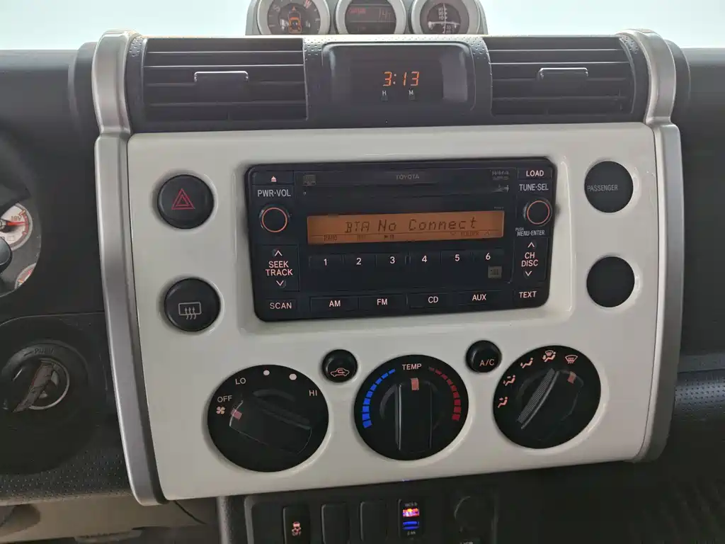 Toyota Toyota Land Cruiser FJ 2017 4.0L Middle East Edition 2019 - thumbnail 14