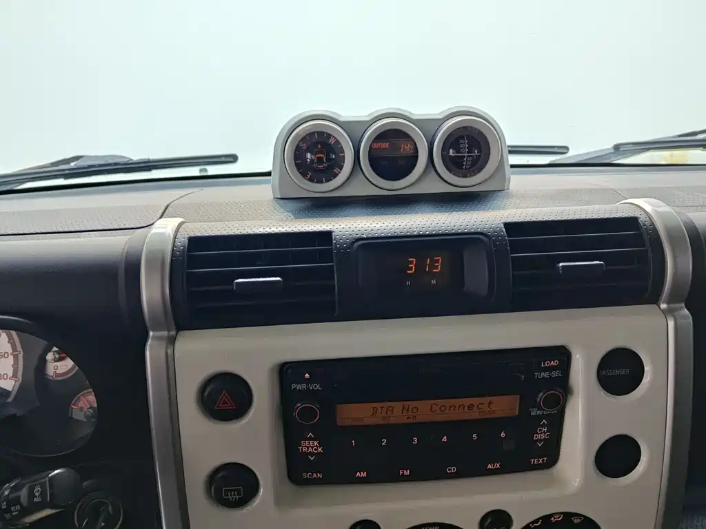 Toyota Toyota Land Cruiser FJ 2017 4.0L Middle East Edition 2019 - thumbnail 16