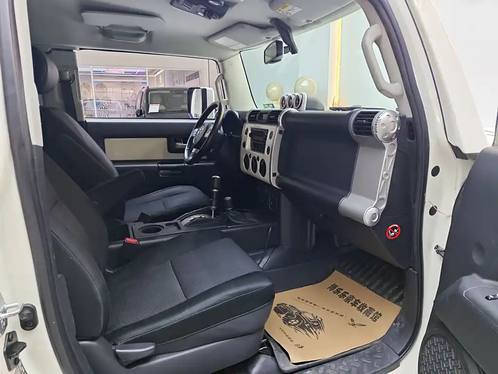 Toyota Toyota Land Cruiser FJ 2017 4.0L Middle East Edition 2019 - thumbnail 17