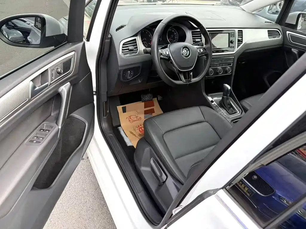 Volkswagen Volkswagen Golf嘉旅 2019 280TSI Automatic Watchful Edition国VI  Wait, I need to provide only the internationally accepted model name without the additional descriptors. The core model is:  Volkswagen Golf Sportsvan 2019 - thumbnail 5