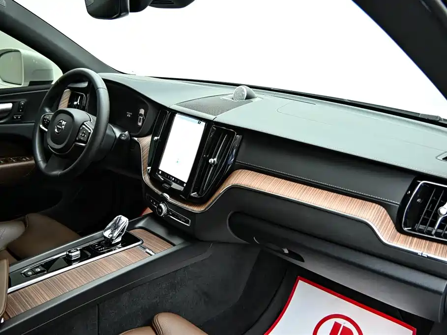 Volvo Volvo XC60 2024 B5 AWD Momentum Luxury Edition 2023 - thumbnail 16