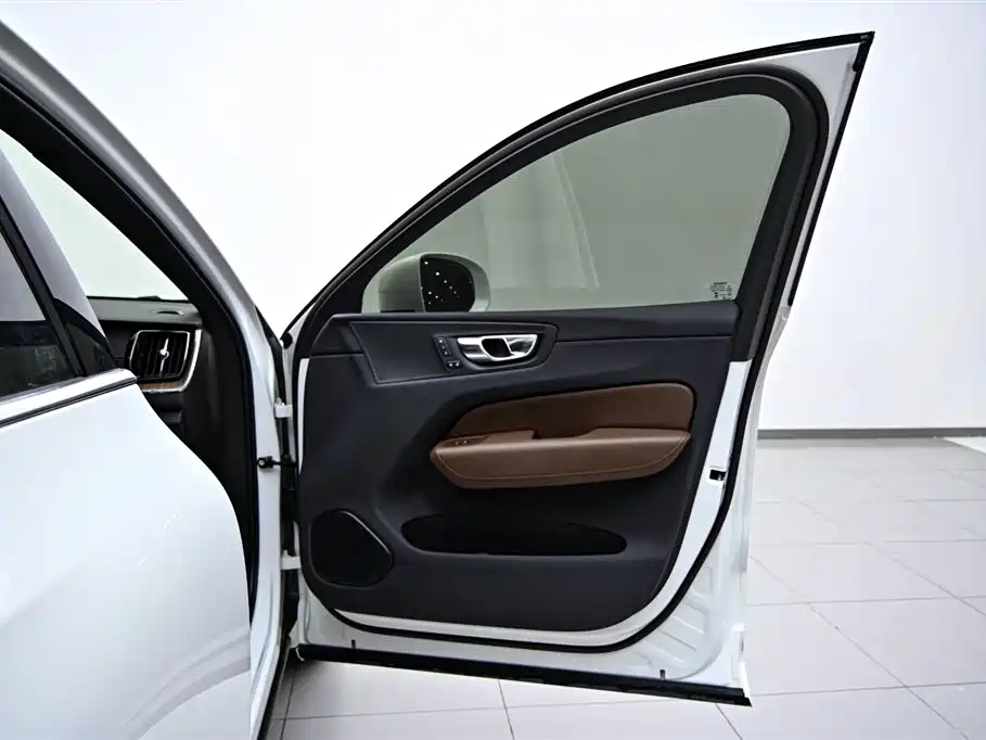 Volvo Volvo XC60 2024 B5 AWD Momentum Luxury Edition 2023 - thumbnail 22