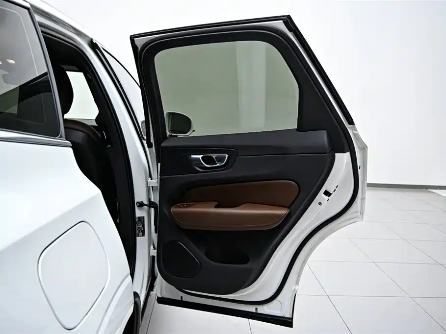 Volvo Volvo XC60 2024 B5 AWD Momentum Luxury Edition 2023 - thumbnail 23