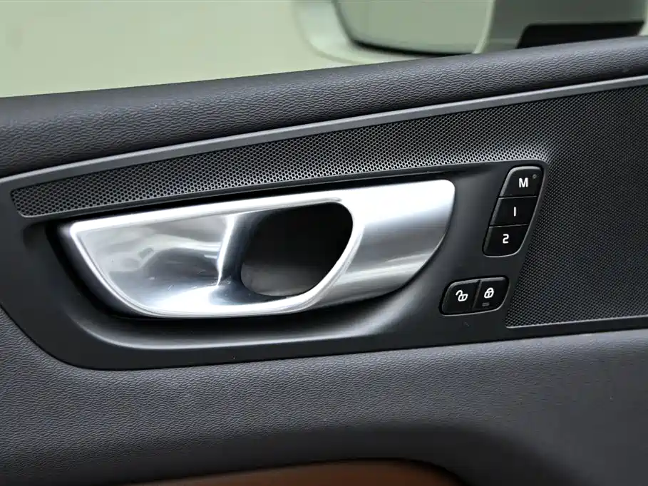 Volvo Volvo XC60 2024 B5 AWD Momentum Luxury Edition 2023 - thumbnail 25