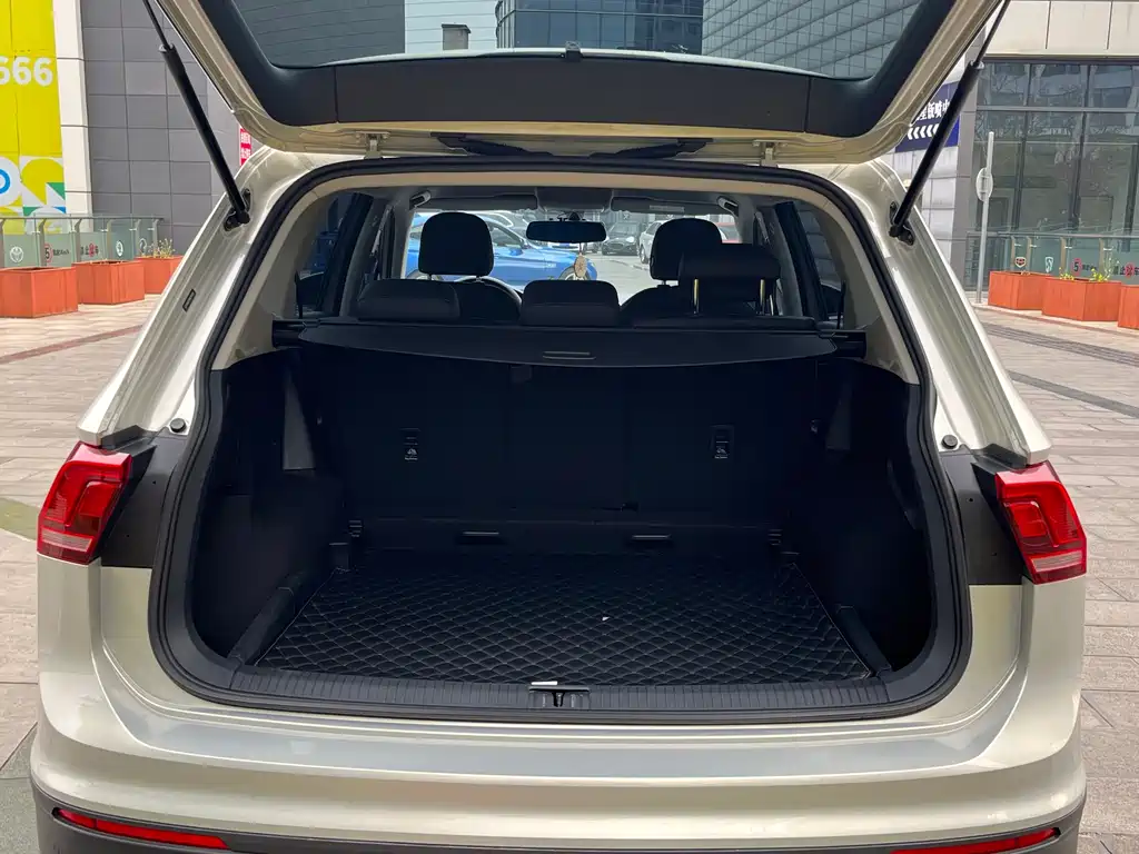 Volkswagen Tiguan L 2022 330TSI Automatic 2WD Comfort Edition 2021 - thumbnail 20