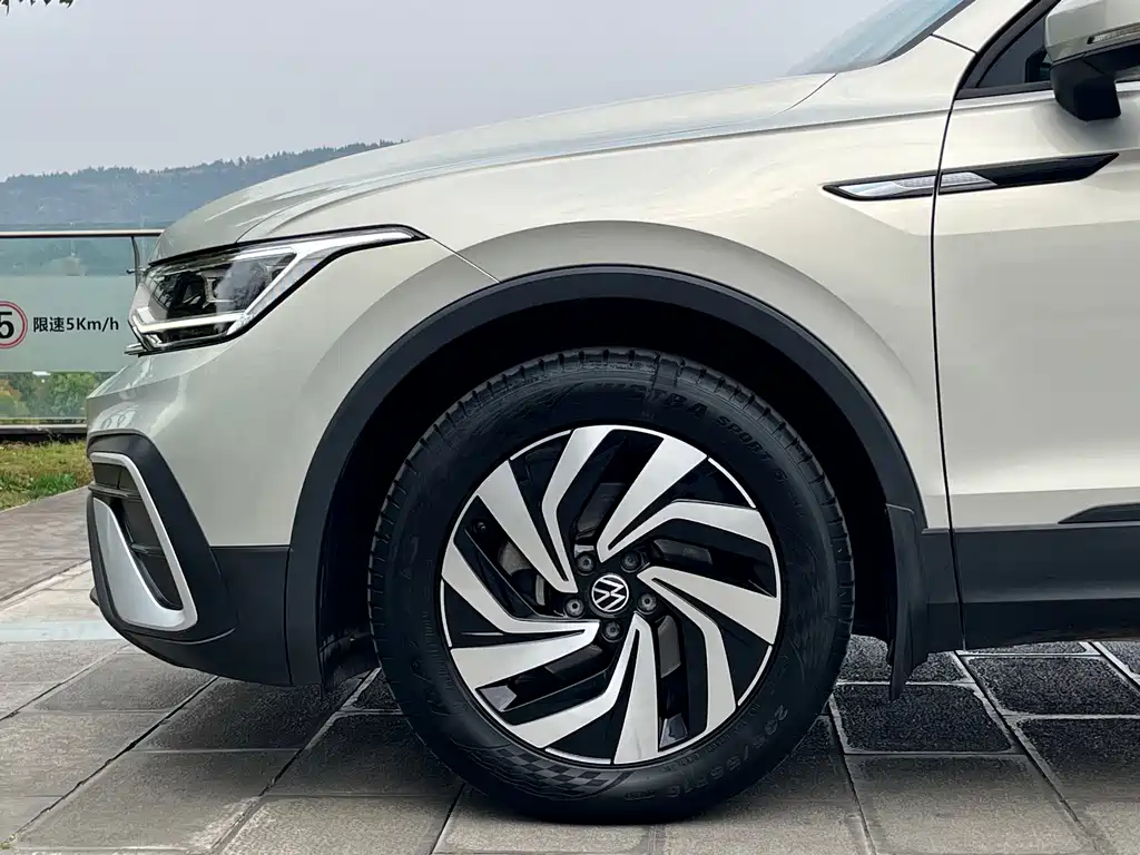 Volkswagen Tiguan L 2022 330TSI Automatic 2WD Comfort Edition 2021 - thumbnail 24