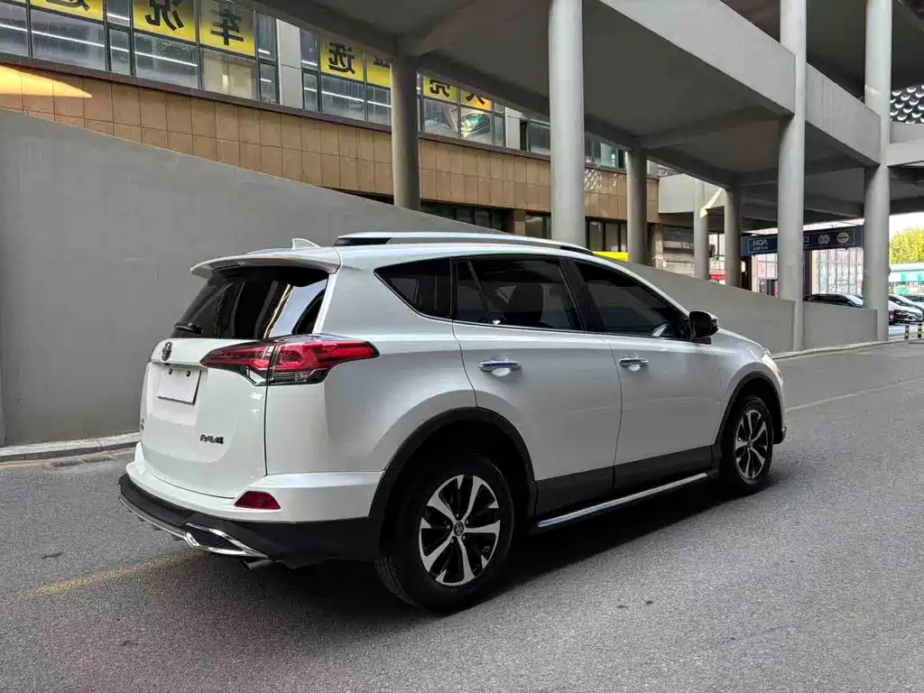 Toyota RAV4 2018 2.0L CVT 2WD Fashion X Edition 2018 - thumbnail 4