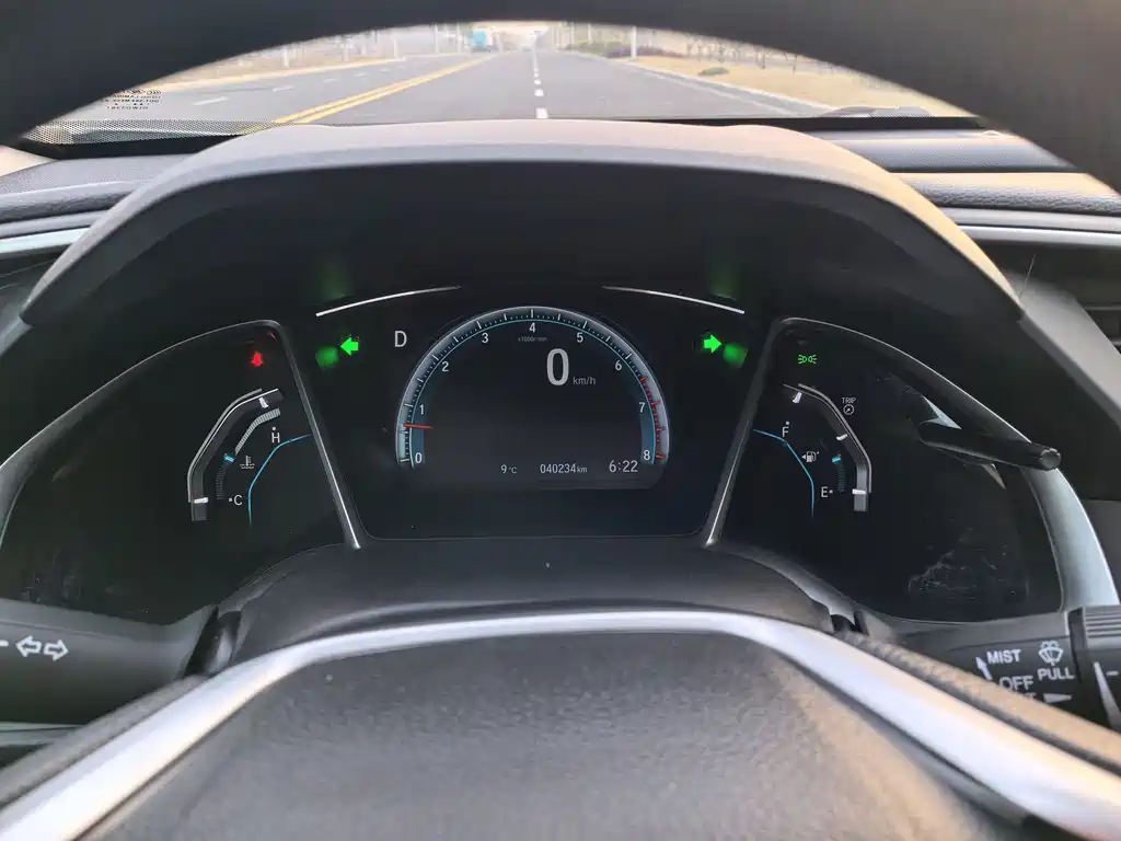 Honda Honda Civic 2016 220TURBO CVT Luxury Edition 2017 - thumbnail 6