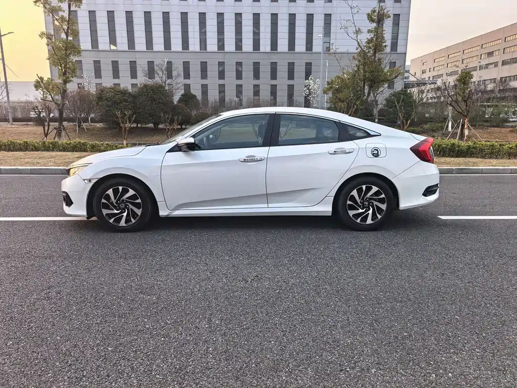 Honda Honda Civic 2016 220TURBO CVT Luxury Edition 2017 - thumbnail 11
