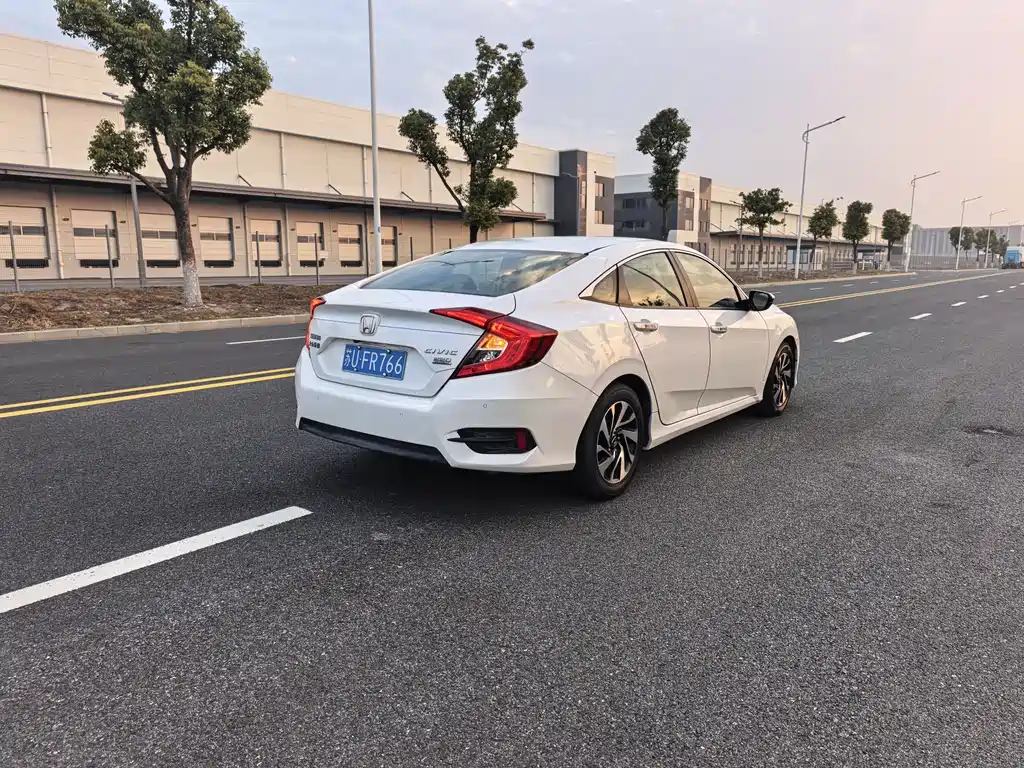 Honda Honda Civic 2016 220TURBO CVT Luxury Edition 2017 - thumbnail 12