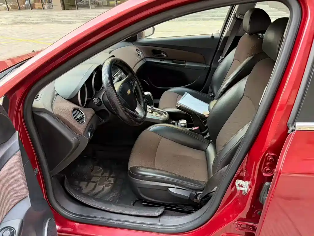Chevrolet Chevrolet Cruze 2013 Hatchback 1.6L Automatic Luxury Edition 2014 - thumbnail 8
