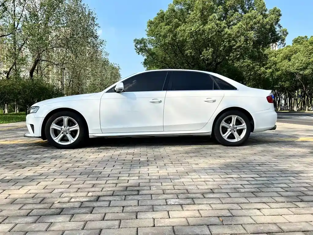 Audi Audi A4L 2012 2.0 TFSI Automatic Comfort Model 2012 - thumbnail 4