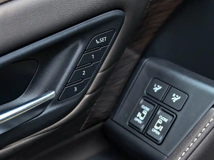 Toyota Alphard 2024 Crown Hybrid 2.5L Executive Premium Version 2026 - thumbnail 28