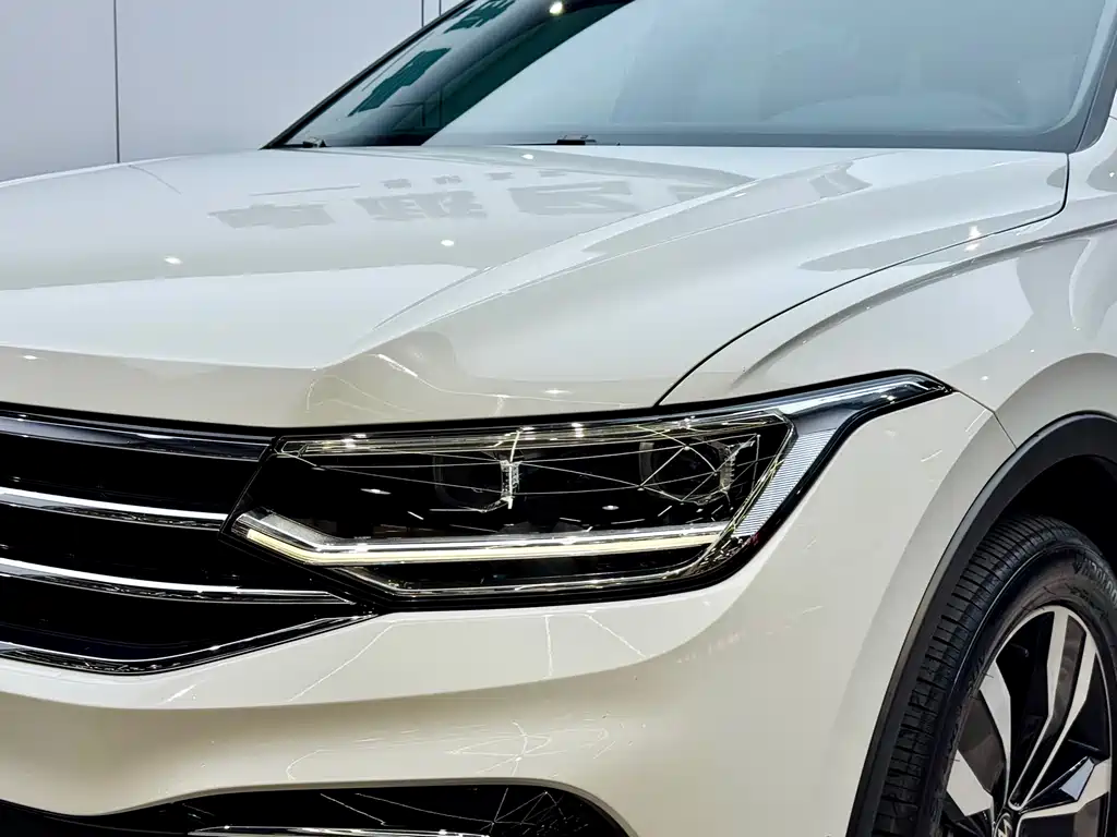 Volkswagen Tiguan L 2024 330TSI Automatic 2WD R-Line Premium Edition 2024 - thumbnail 8