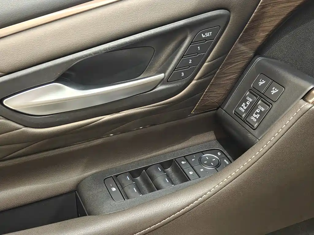 Toyota Alphard 2024 Crown Hybrid 2.5L Executive Premium Version 2024 - thumbnail 12
