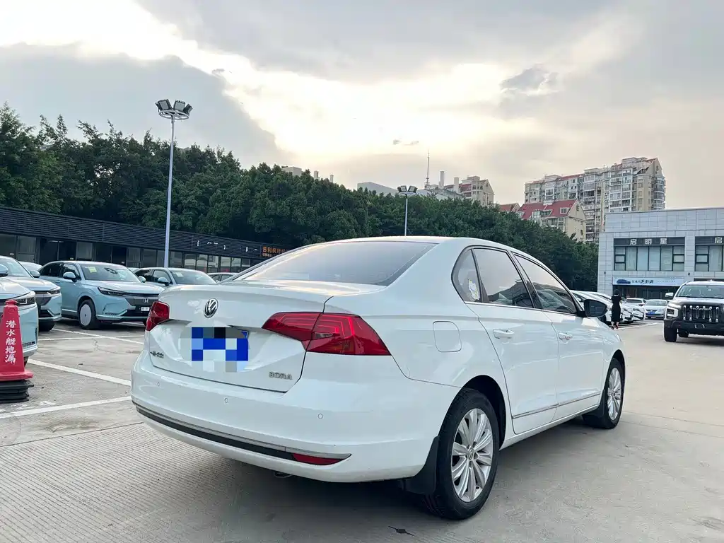Volkswagen Volkswagen Bora 2018 1.5L Automatic Comfort Model 2018 - thumbnail 3