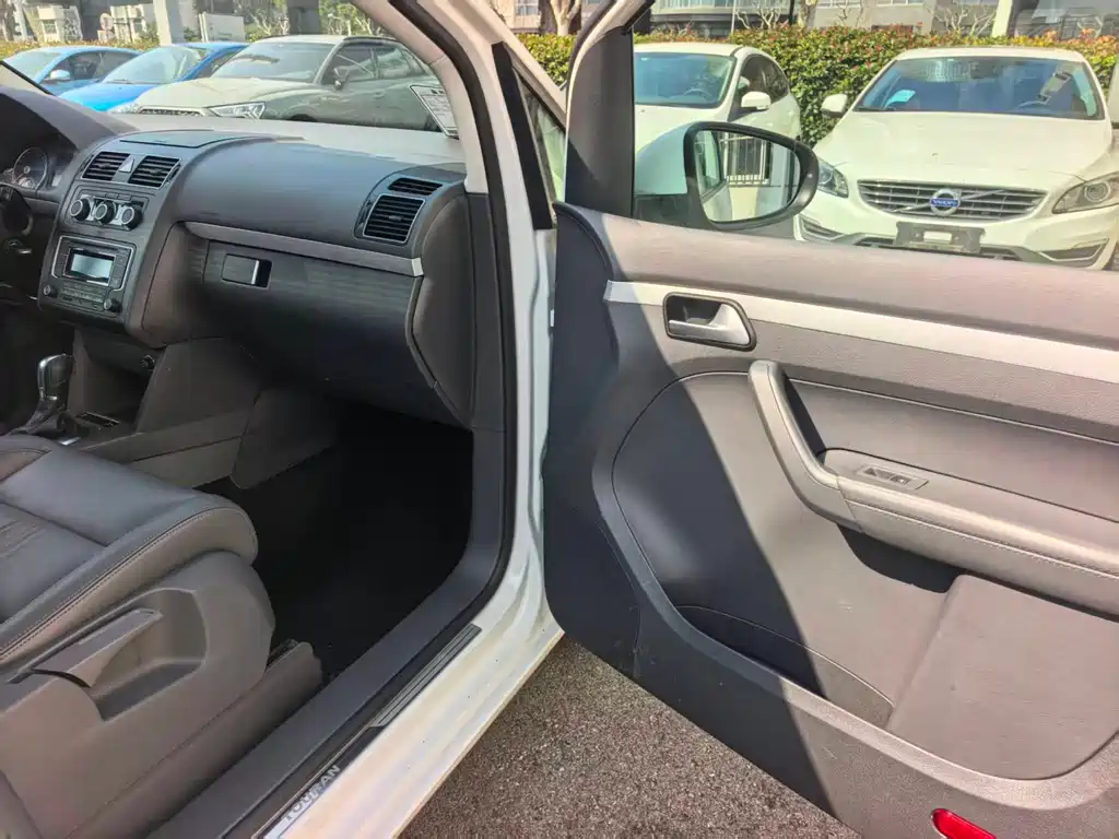 Volkswagen Volkswagen Touran 2015 1.4T DSG Comfort Edition 5-seater 2016 - thumbnail 10